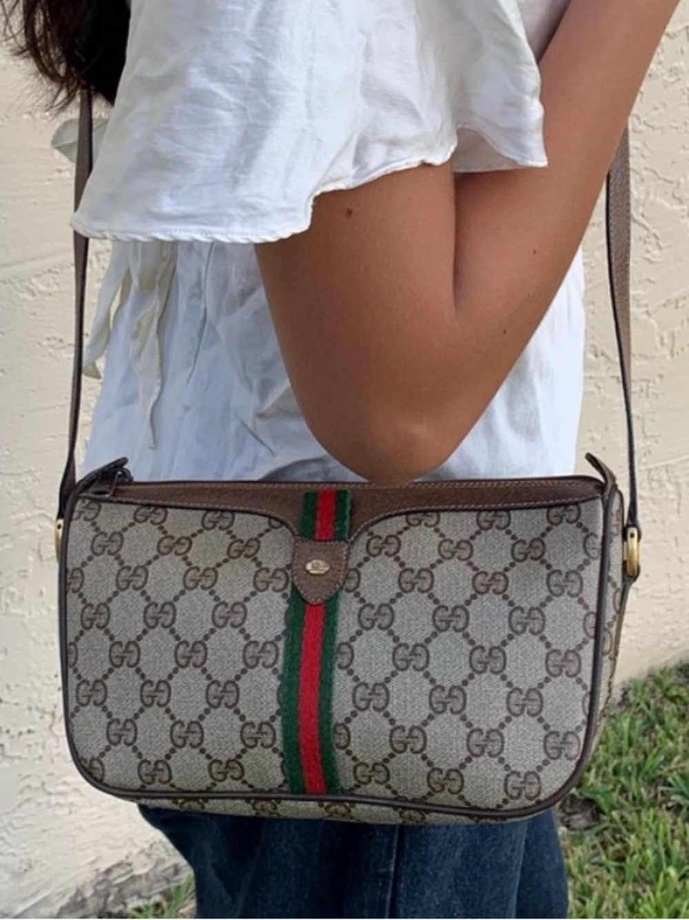 (16) GUCCI 80 Crossbody